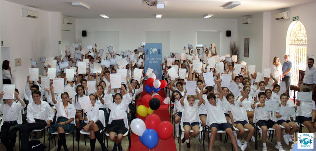 302 alumnos de St. Mary’s School reciben el reconocimiento al multilingüismo. 71894728 2272162069672856 8749103365570428928 O 1024x491
