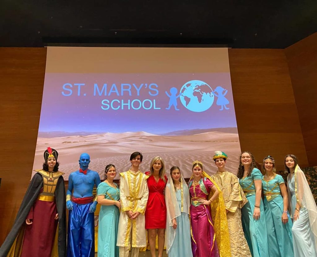 "Aladdin, El musical" representado por los alumnos de St. Mary's School. 87987854 2394540080768387 453077126552223744 O 1024x829